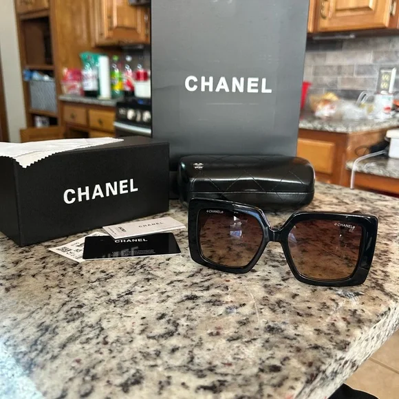 CHANEL Women's Sunglasses in Black with Gold Logo - Picture 3 of 5